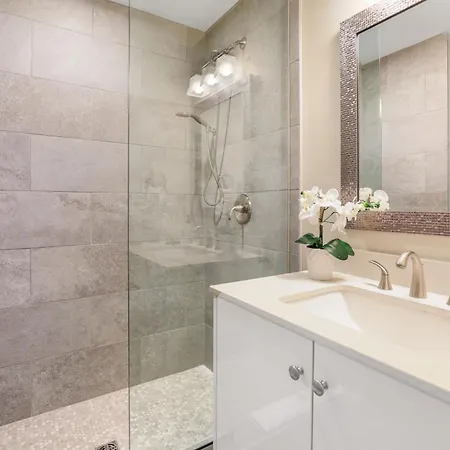 2br Spacious Downtown Apartment *