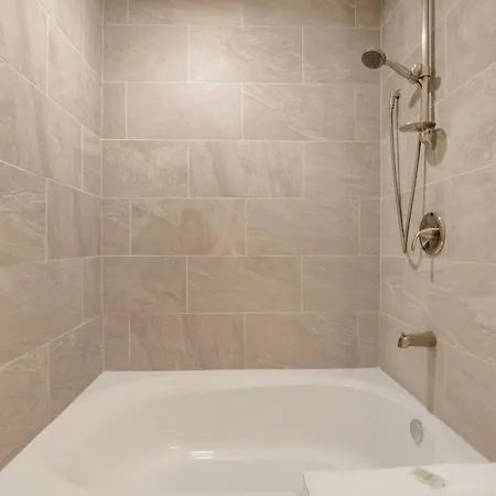 2br Spacious Downtown Apartment