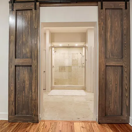 2br Spacious Downtown