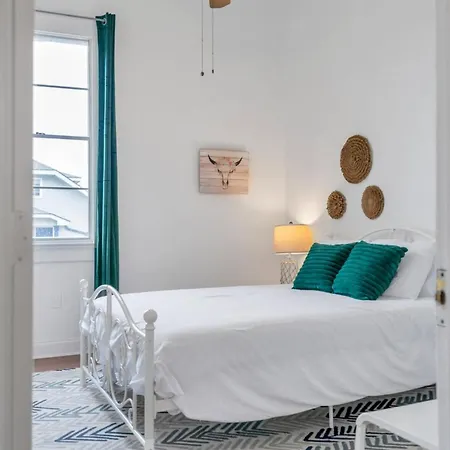 Chic 3br Steps To The Canal Streetcar W Pool New Orleans