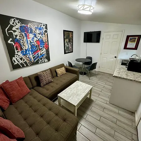 One Bedroom With Hot Tub 2 Blocks To Magazine Street