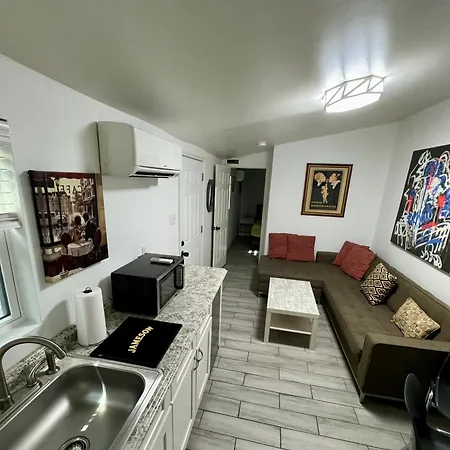 One Bedroom With Hot Tub 2 Blocks To Magazine Street Apartment