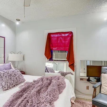 Holiday home 1 Mi To French Quarter Colorful Duplex With Grill! *
