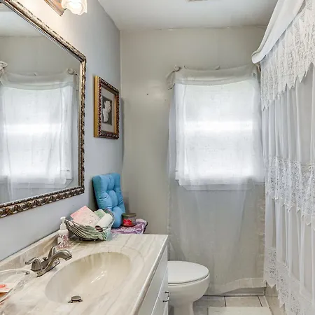 1 Mi To French Quarter Colorful Duplex With Grill! New Orleans
