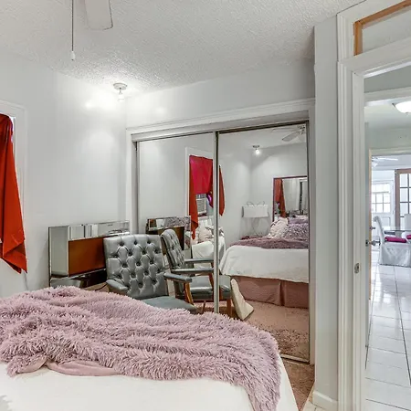 Holiday home 1 Mi To French Quarter Colorful Duplex With Grill!