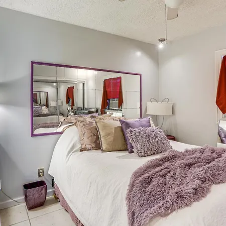 Holiday home 1 Mi To French Quarter Colorful Duplex With Grill!