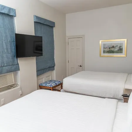On St. Peter, A French Quarter 3* New Orleans