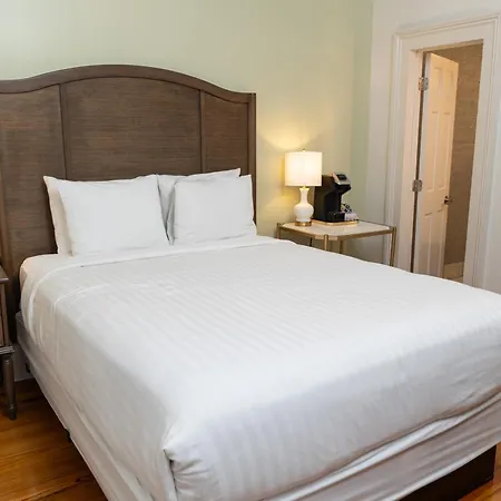 On St. Peter, A French Quarter 3* New Orleans