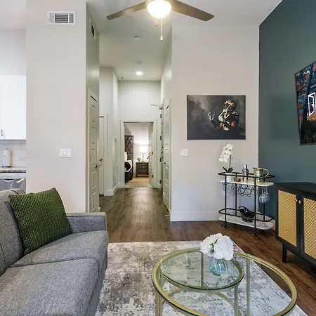 Tasteful Walking Distance To French Quarter Apartment