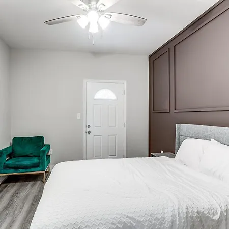 < 2 Mi To Jackson Square: W/ Yard Holiday home
