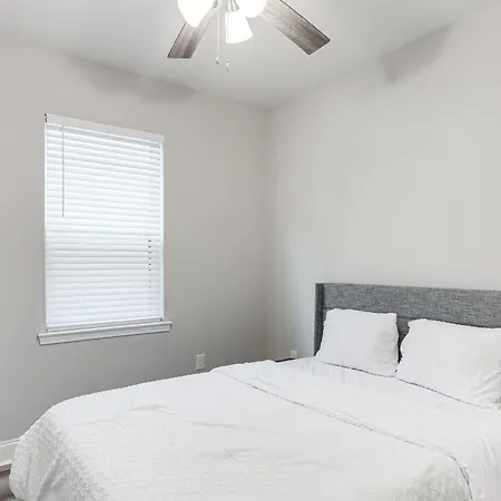 < 2 Mi To Jackson Square: W/ Yard Holiday home