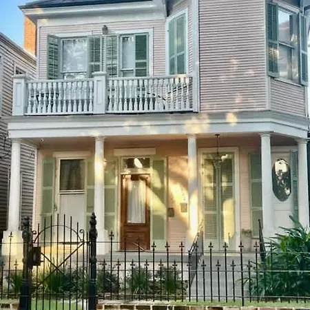 Uptown Charm Outdoor Space And Ez Street Car Access Apartment