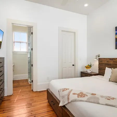 Apartment 3br On Carondelet By Hosteeva