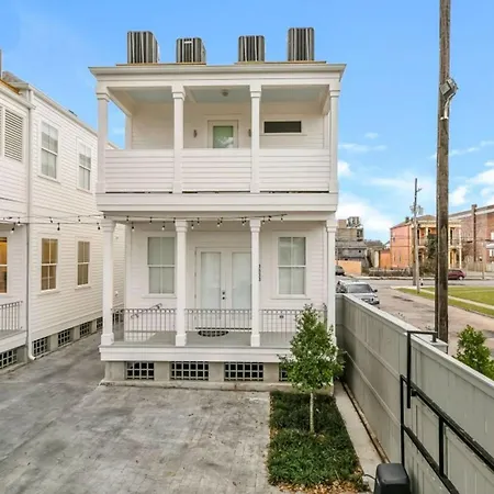 Apartment Spacious 3br Garden District W Pool & Balcony