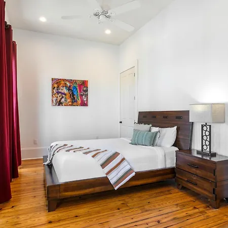 3br On Carondelet By Hosteeva *