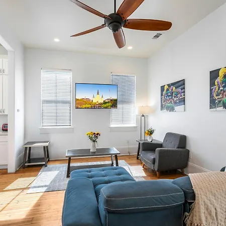 3br On Carondelet By Hosteeva Apartment