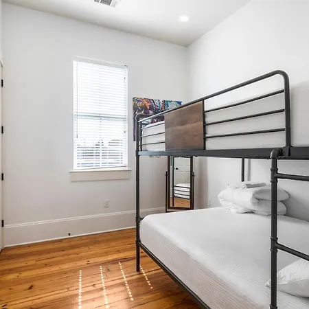 Apartment 3br On Carondelet By Hosteeva