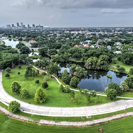 Spacious 3br Garden District W Pool & Balcony Apartment *