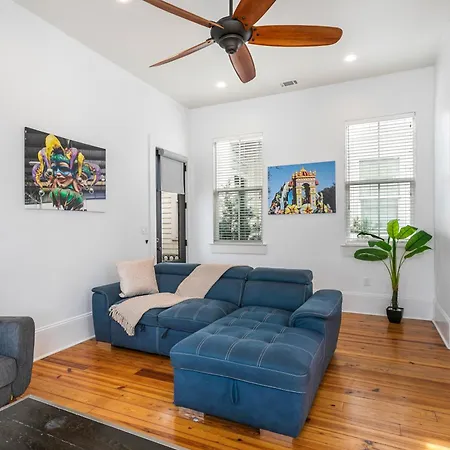 3br On Carondelet By Hosteeva *