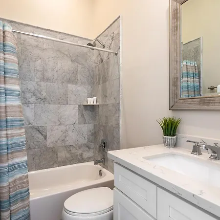 3br On Carondelet By Hosteeva