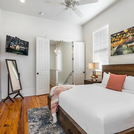 Spacious 3br Garden District W Pool & Balcony *