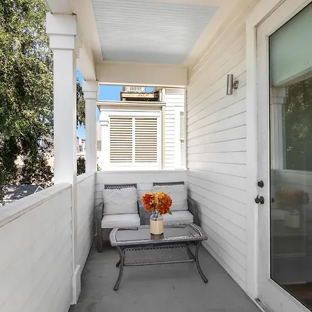 Spacious 3br Garden District W Pool & Balcony Apartment