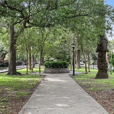 Spacious 3br Garden District W Pool & Balcony Apartment *