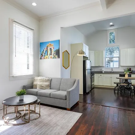 Apartment Charming 2br On Carondelet By Hosteeva