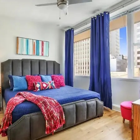 Apartment Beautiful Walk To French Quarter, Pool, Gym, View *