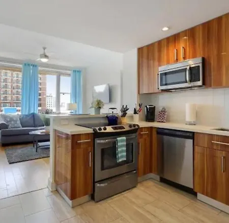 Beautiful Walk To French Quarter, Pool, Gym, View Apartment *