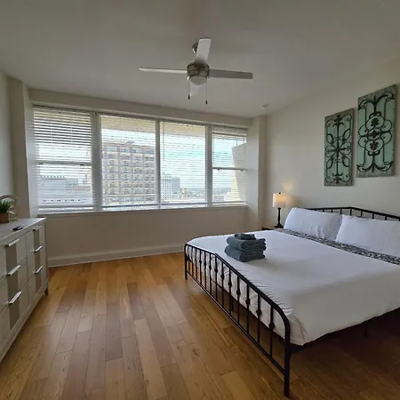 Beautiful Walk To French Quarter, Pool, Gym, View Apartment