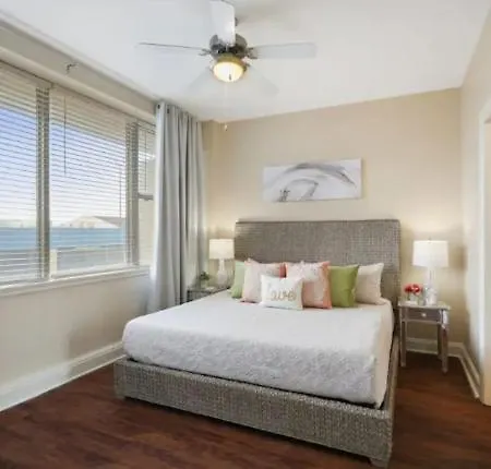 Apartment Beautiful Walk To French Quarter, Pool, Gym, View *
