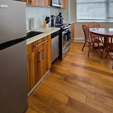 Beautiful Walk To French Quarter, Pool, Gym, View Apartment *