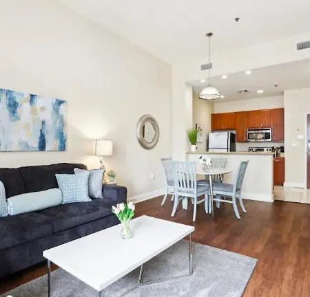 Beautiful Walk To French Quarter, Pool, Gym, View Apartment