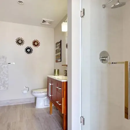 Beautiful Walk To French Quarter, Pool, Gym, View Apartment *