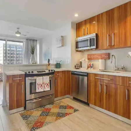 Beautiful Walk To French Quarter, Pool, Gym, View Apartment New Orleans