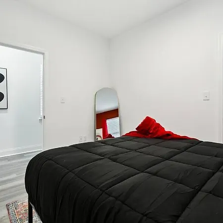 Grand 10-bedroom Oasis In Nola Apartment