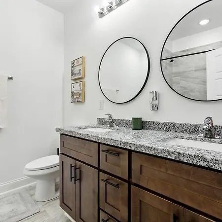 Grand 10-bedroom Oasis In Nola Apartment
