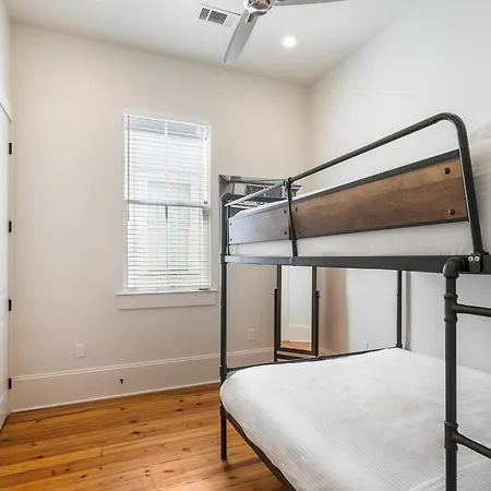 Private 3br On Carondelet By Hosteeva