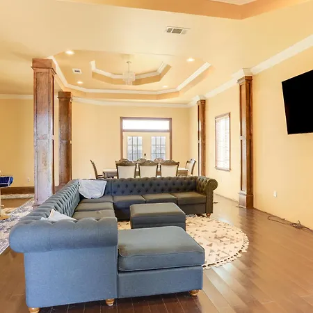 Holiday home Easy Dtwn Nola Commute! Elegant W/ Yard *