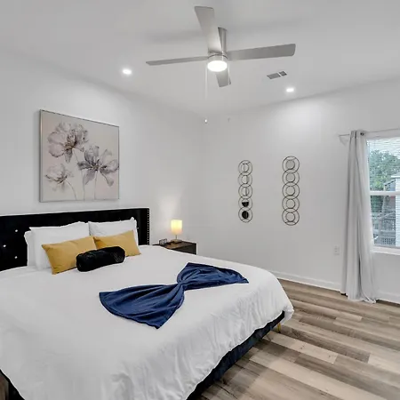Holiday home Modern 3bd2ba King Bed, 4 Tvs & Parking New Orleans