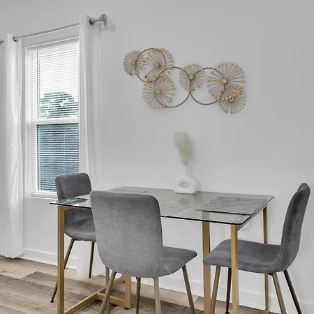 Modern 3bd2ba King Bed, 4 Tvs & Parking Holiday home *