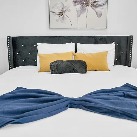 Holiday home Modern 3bd2ba King Bed, 4 Tvs & Parking