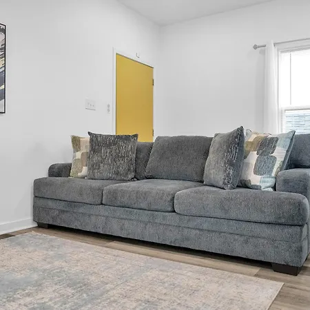 Modern 3bd2ba King Bed, 4 Tvs & Parking Holiday home *