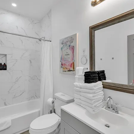 Modern 3bd2ba King Bed, 4 Tvs & Parking Holiday home New Orleans