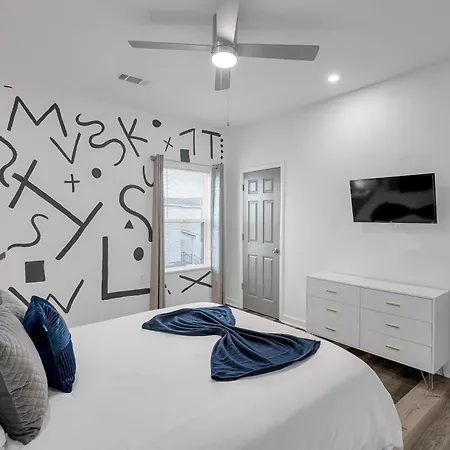 Holiday home Modern 3bd2ba King Bed, 4 Tvs & Parking