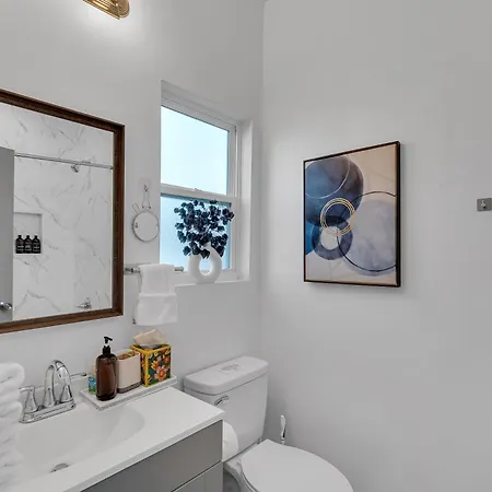 Holiday home Modern 3bd2ba King Bed, 4 Tvs & Parking
