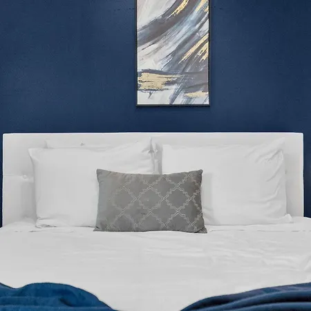 Modern 3bd2ba King Bed, 4 Tvs & Parking Holiday home New Orleans
