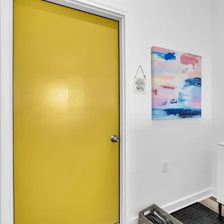 Modern 3bd2ba King Bed, 4 Tvs & Parking Holiday home New Orleans