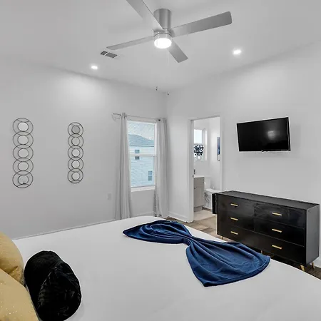 Modern 3bd2ba King Bed, 4 Tvs & Parking Holiday home